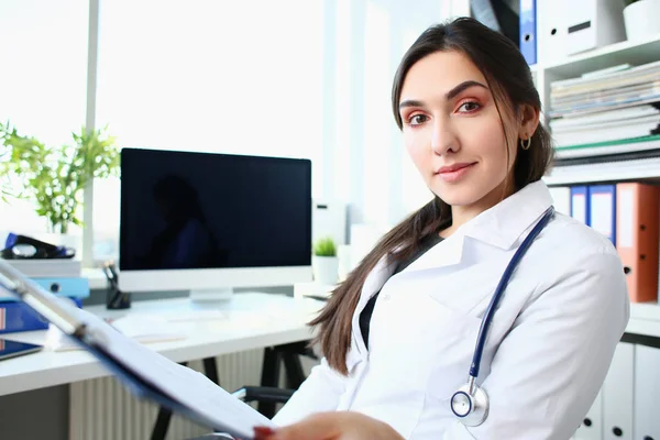 Hermosa mujer sonriente médico en el lugar de trabajo retrato —  Fotos de Stock