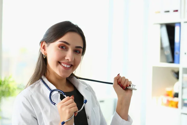 Hermosa mujer sonriente médico en el lugar de trabajo retrato — Foto de Stock
