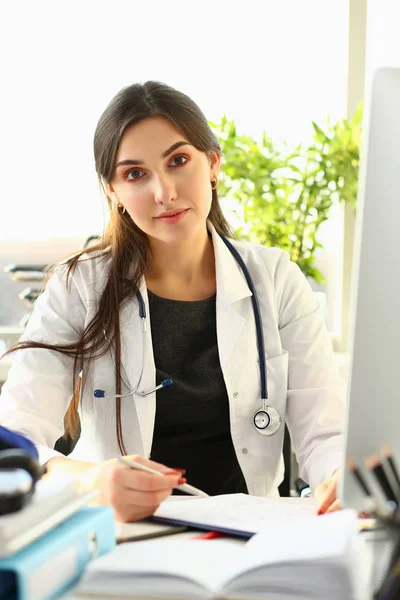 Női medicine doktor kezében ezüst toll — Stock Fotó