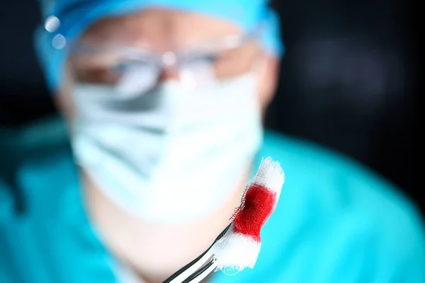 바이오 재료와 도구를 들고 살 균 유니폼 팔에 외과 의사 — 스톡 사진