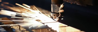 Kıvılcımlar metal işleme için makine başını uçurur