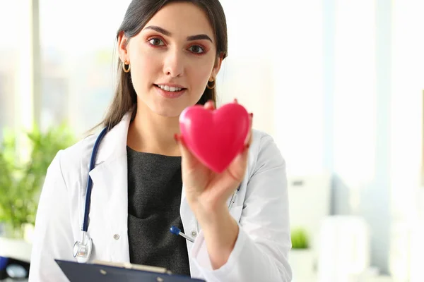 Bonito sorrindo loiro médico feminino segurar — Fotografia de Stock