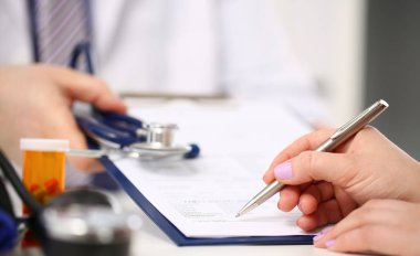 Kadın doktor elini tut gümüş kalem dolgu