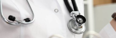 Kadın therapeutist Doktor göğsüne yalan stetoskop