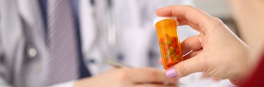 Kadın tıp doktor elini tut hapları kavanoz