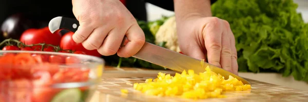 Cook mes in de hand houdt en bezuinigingen op — Stockfoto