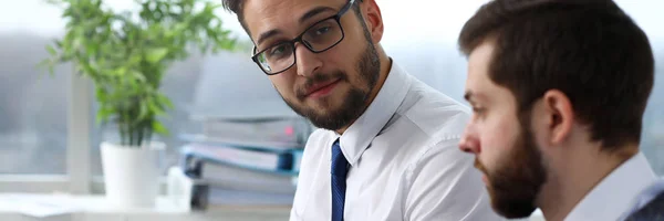 Grupo de personas en el uso de la oficina portátil pc retrato — Foto de Stock