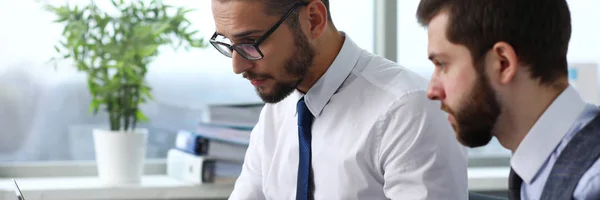 Grupa osób w biurze używać laptopa pc portret — Zdjęcie stockowe