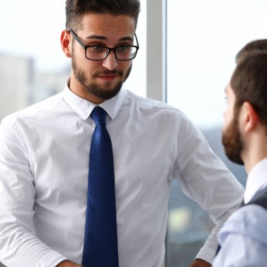 Takım elbiseli adam ve vermek el Merhaba, gibi ofiste kravat.