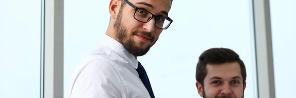 Gruppe moderner Geschäftsleute im Büro debattiert über Finanzfragen — Stockfoto