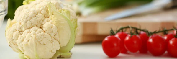 Cherry Tomaten liggen op een snijplank — Stockfoto