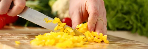 Koch hält Messer in der Hand und schneidet an — Stockfoto