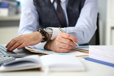 Katip adam gümüş kalem ile office işyerinde