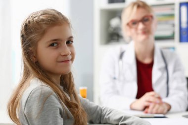 Çocuk doktoru resepsiyonda küçük çocuk