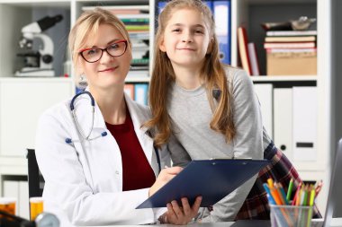 Çocuk doktoru resepsiyonda küçük çocuk