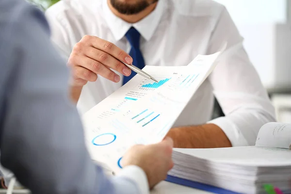 Grupp av affärsmän med finansiella graph och silver penna — Stockfoto