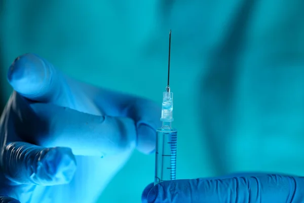 Braços do injetor médico em seringa de retenção uniforme estéril — Fotografia de Stock