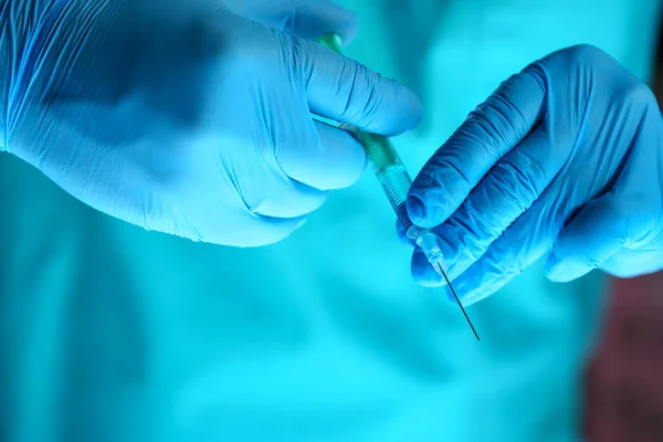 Läkare injektor armar i sterila enhetliga innehav spruta — Stockfoto