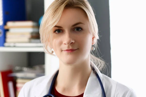 Красивая улыбающаяся женщина-врач на рабочем месте портрет — стоковое фото
