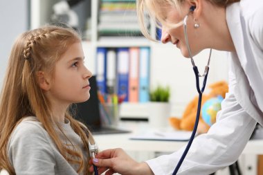 Çocuk doktoru resepsiyonda küçük çocuk