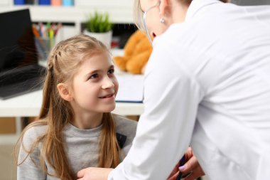 Çocuk doktoru resepsiyonda küçük çocuk