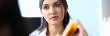 Kadın tıp Doktor elini tut hapları kavanoz ve