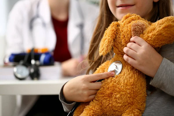 Küçük kızın kadın elini tut stetoskop dinle — Stok fotoğraf