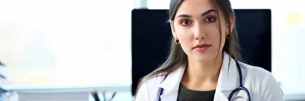 Bela sorridente médico feminino no local de trabalho retrato — Fotografia de Stock