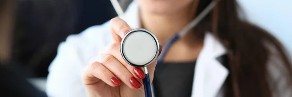 Bella sorridente medico femminile tenere in braccio — Foto Stock