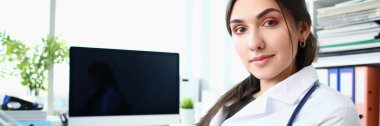 İşyeri portre, gülümseyen güzel kadın doktor