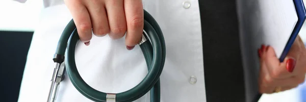 Femmina medico mano tenere fonendoscopio in medicina — Foto Stock