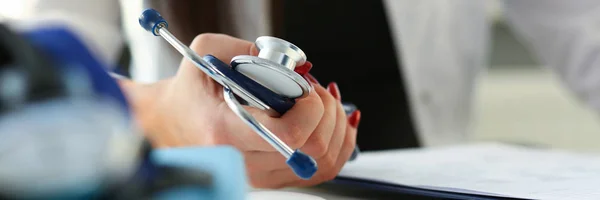 Female doctor hand hold phonendoscope in medical — Stock Photo, Image