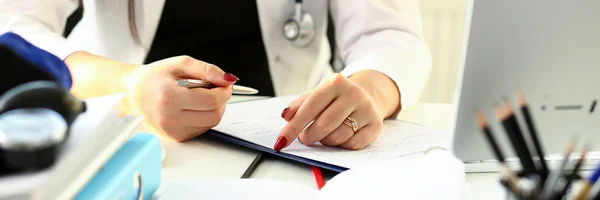 Lekarka ręka trzymać długopis srebrny napełniania — Zdjęcie stockowe
