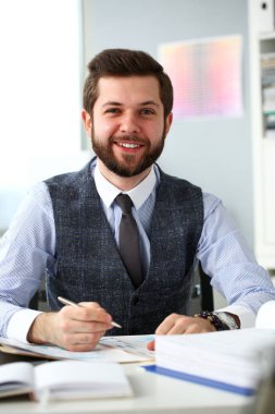 Yakışıklı gülümseyen katip adam Ofis İşyeri sakallı