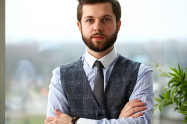 Yakışıklı gülümseyen katip adam işyerinde sakallı