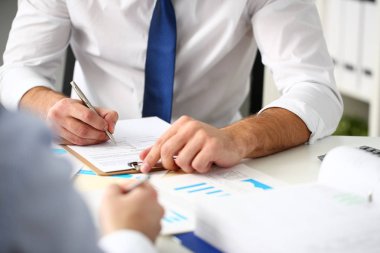 Katip adam Ofis İşyeri gümüş ile kalem kollarında