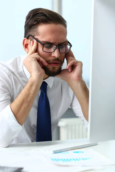 Cansado empleado en el lugar de trabajo portátil PC con gafas — Foto de Stock