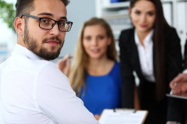 Gözlük takan yakışıklı gülümseyen sakallı katip adam