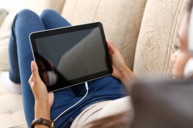 SilenX el süre ev ortamında tablet tutar