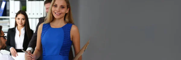 Vackra leende kontorist flicka klädd i blå sundress — Stockfoto
