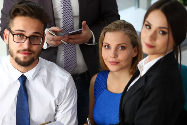 Grupp av moderna företagare i office — Stockfoto