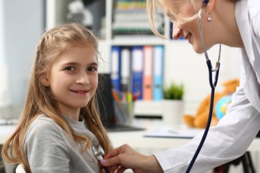 Çocuk doktoru resepsiyonda küçük çocuk