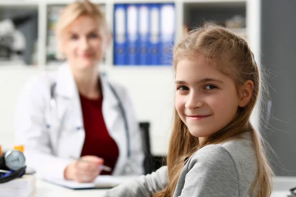 Kleines Kind beim Kinderarzt — Stockfoto