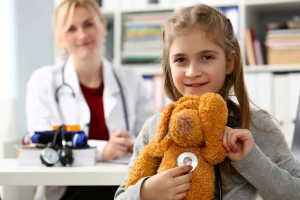 Av liten flicka kvinnlig hand hålla stetoskop Lyssna — Stockfoto