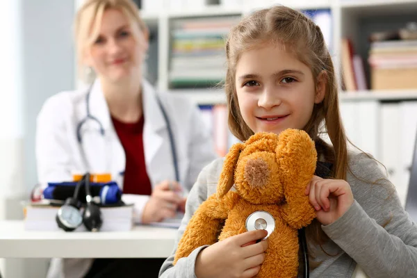 Vrouwelijke hand meiske houden stethoscoop luisteren — Stockfoto