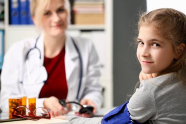 Çocuk doktoru resepsiyonda küçük çocuk