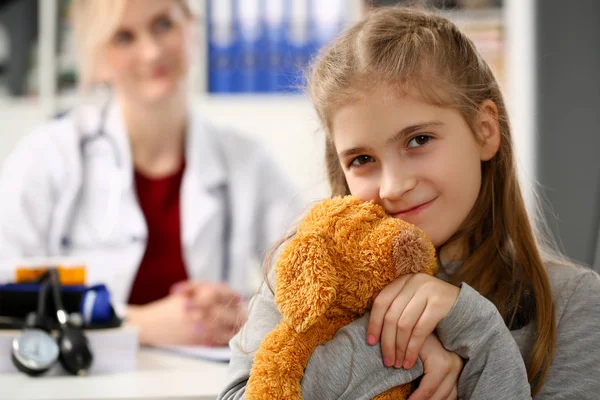 Lilla Barnet Barnläkare Receptionen Fysisk Undersökning Utnämning Söt Spädbarn Porträtt — Stockfoto