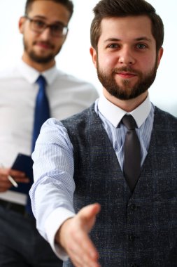 Takım elbiseli adam ve vermek el Merhaba, gibi ofiste kravat.
