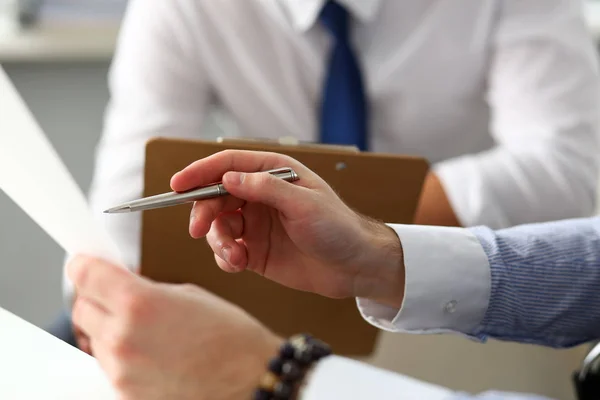 Groep van ondernemers met financiële grafiek en zilveren pen — Stockfoto