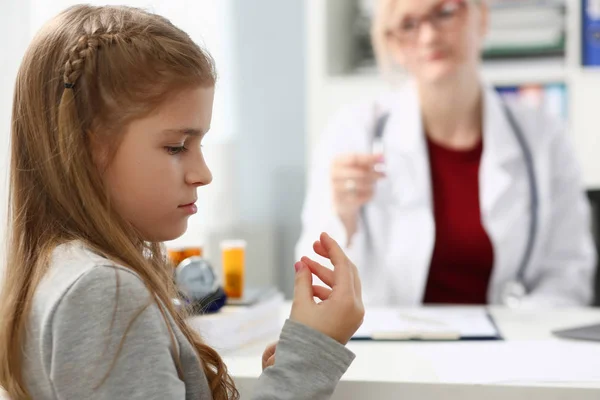 Kleines Kind an Kinderarztrezeption hält Finger — Stockfoto